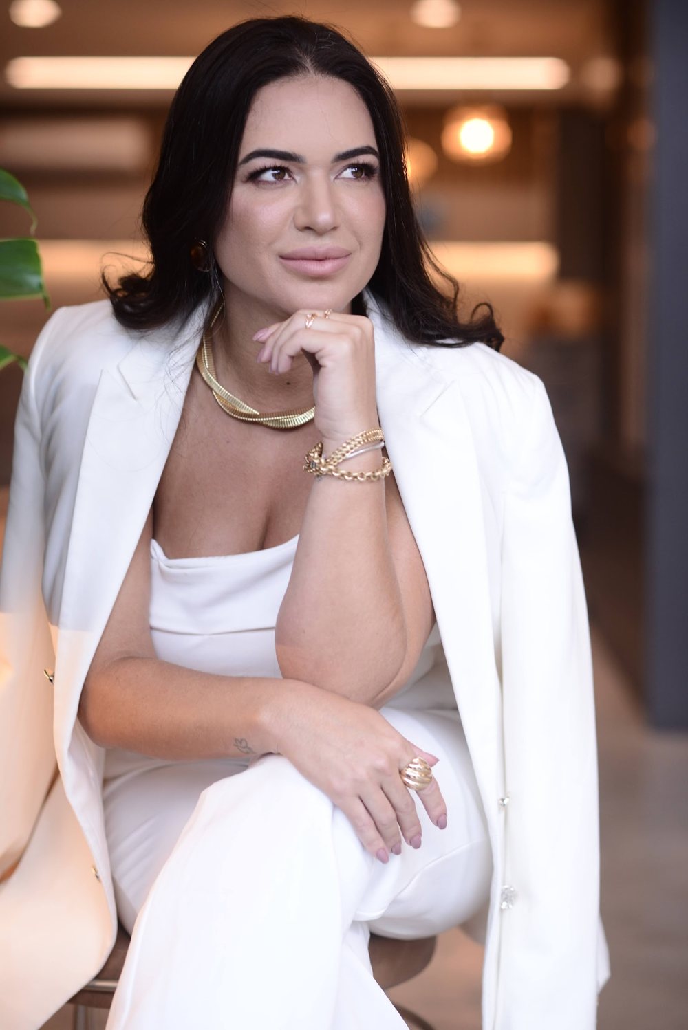 Dra. Juliana Bramante de blazer branco, fundadora da Bramante